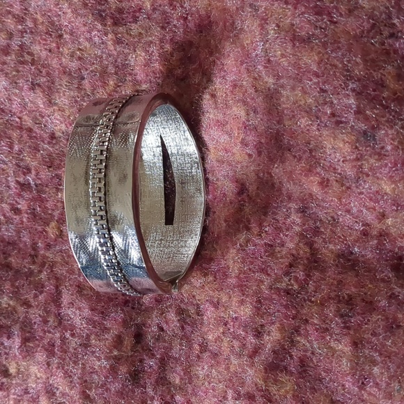 Zipper bracelet w/ spring loaded closure. - Picture 4 of 6